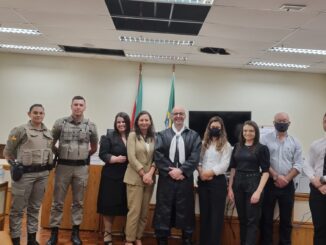 Justiça julga réus acusados de roubo e tentativa de homicídio; houve absolvição e condenação