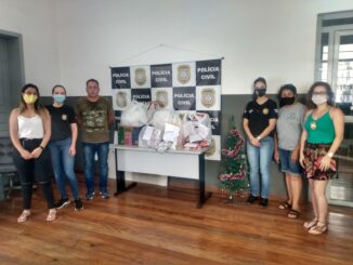 Policiais civis entregam brinquedos a crianças em bairros da cidade