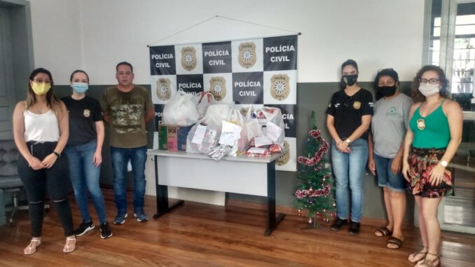 Policiais civis entregam brinquedos a crianças em bairros da cidade