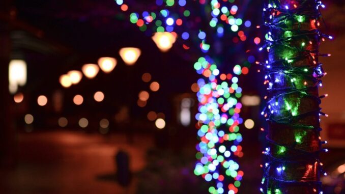 Poucas luzes e decorações lembram o Natal