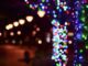 Poucas luzes e decorações lembram o Natal