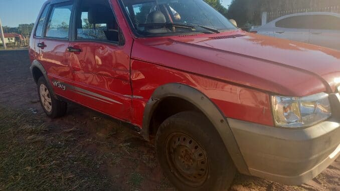 Uno corta preferencial de Honda e provoca acidente Uno corta preferencial de Honda e provoca acidente
