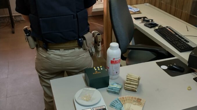 Homem é preso com ecstasy, MDMA e quase 20 mil reais na BR 290