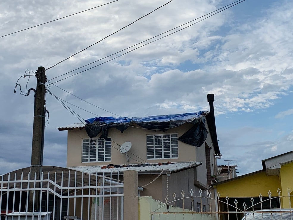 Temporal destrói escola, igreja, bloqueia ruas e deixa pessoas desalojadas em Guaíba