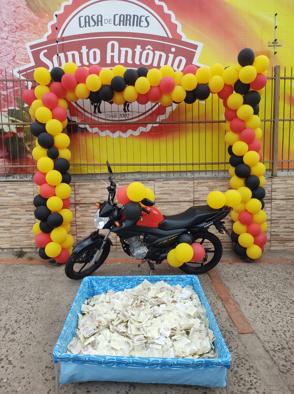 Casa de Carnes Santo Antônio realizou sorteio de duas motos entre seus clientes