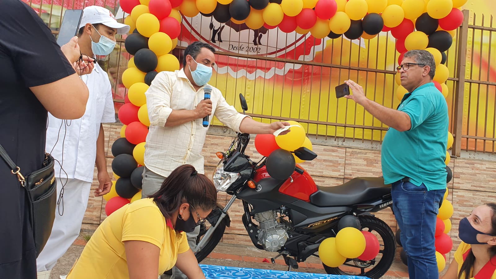 Casa de Carnes Santo Antônio realizou sorteio de duas motos entre seus clientes