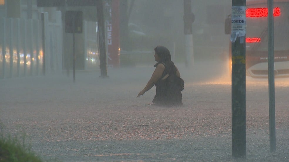 Temporal provoca transtornos em Porto Alegre; Defesa Civil emite alerta de descargas elétricas