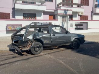 Condutor bate em Parati estacionada