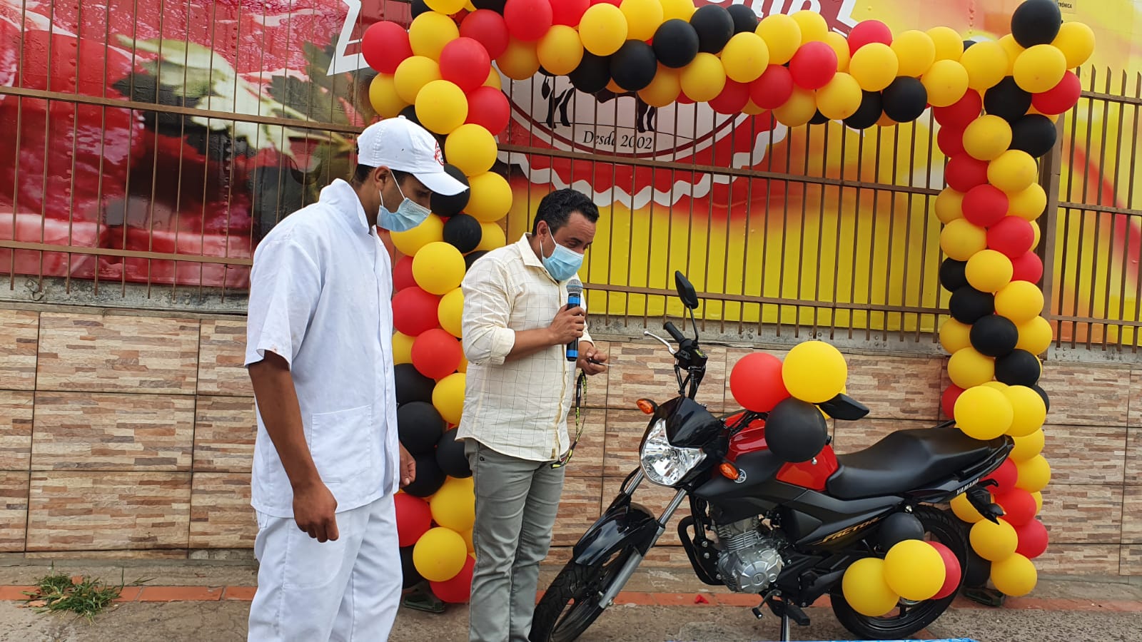 Casa de Carnes Santo Antônio realizou sorteio de duas motos entre seus clientes