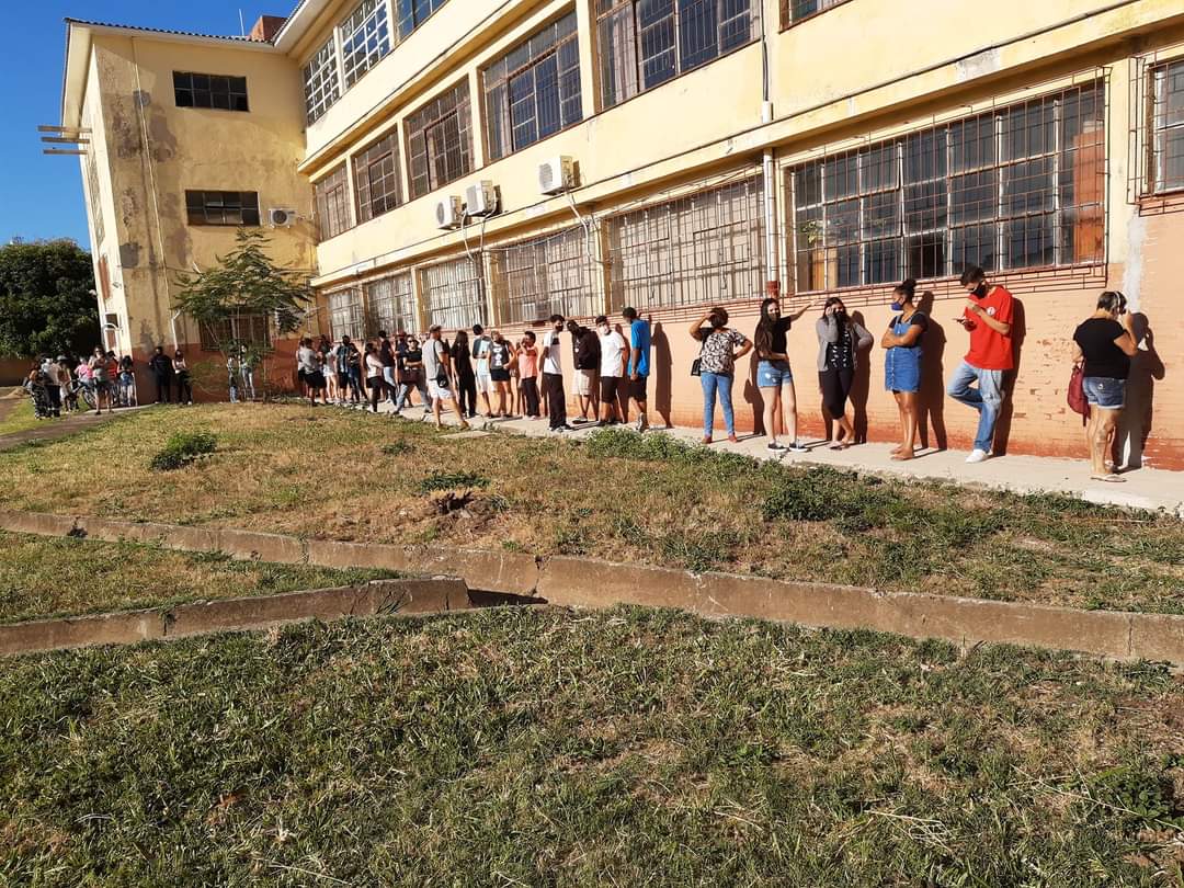 Fila para entrar no gripário