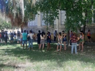 Pessoas a espera para consultar no gripário