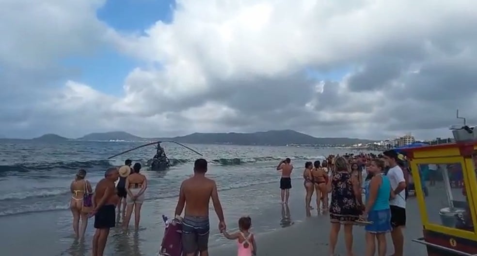 Helicóptero cai no mar em praia de Florianópolis