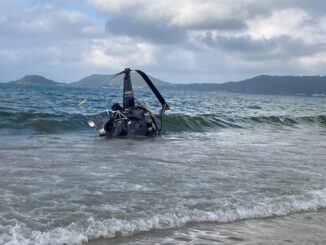 Helicóptero cai no mar em praia de Florianópolis