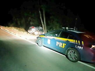 Homem morre em colisão entre carro e árvore na BR-287, em Unistalda