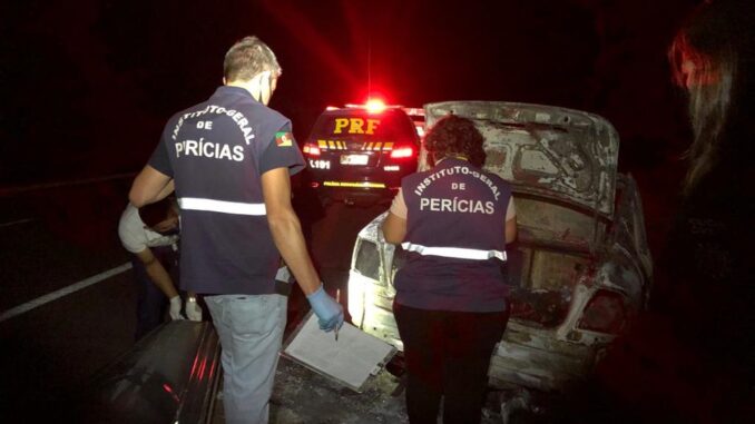 Polícia encontra corpos carbonizados no porta-malas de carro após incêndio em Santana do Livramento