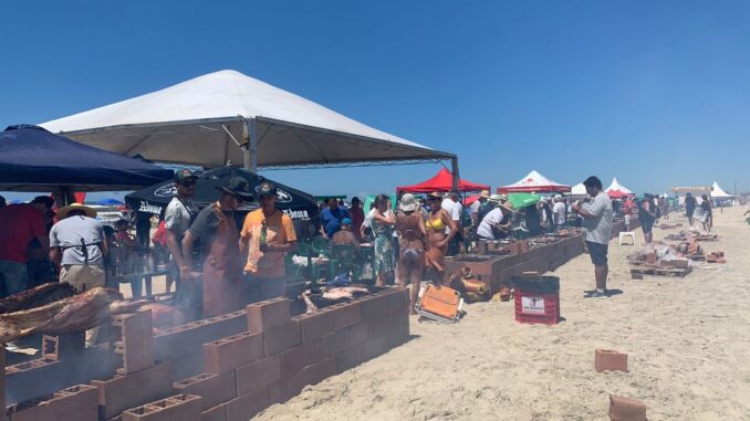 'Paleta Atlântida': evento reúne 3 mil assadores e quer ser maior churrasco à beira-mar do mundo