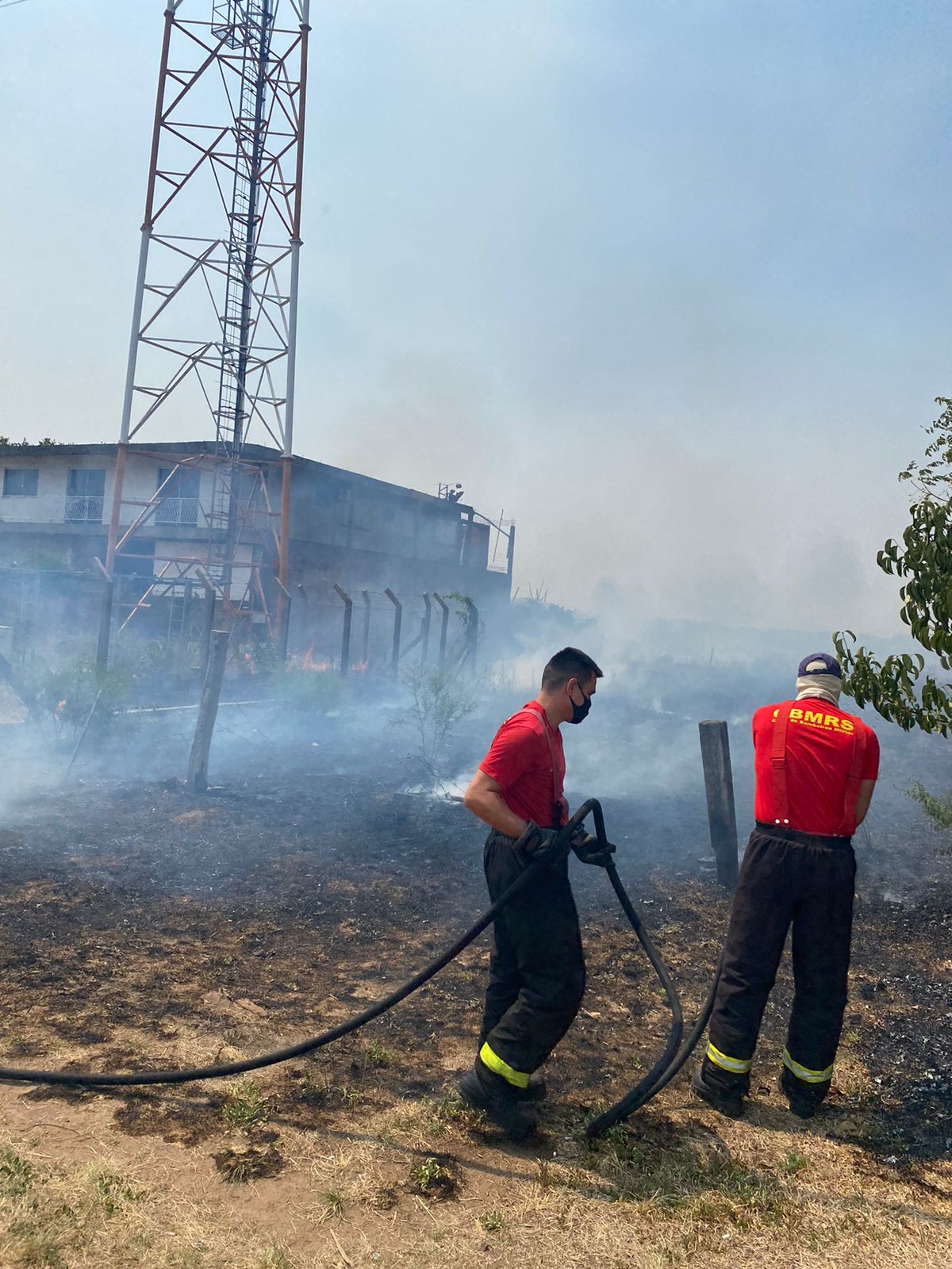 Bombeiros combatem incêndio, em vegetação, na Zona Leste