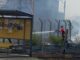 Bombeiros combatem incêndio, em vegetação, na Zona Leste