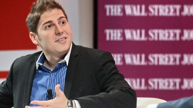 Brasileiro Eduardo Saverin, um dos fundadores do Facebook, deixa o posto de mais rico do Brasil Brasileiro Eduardo Saverin, um dos fundadores do Facebook, deixa o posto de mais rico do Brasil
