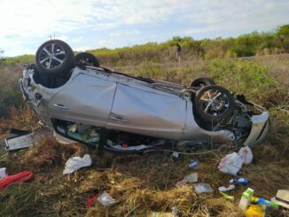 Carro com família argentina capota na BR 290 em Alegrete