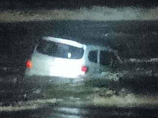 Carro é encontrado dentro do mar em Torres