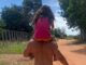 Pai leva filha para se vacinar contra Covid escondido da mãe da criança e é ameaçado: 'nunca mais você vai vê-la’
