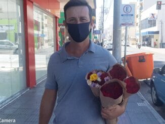 Silvio vendendo rosas no centro de Alegrete