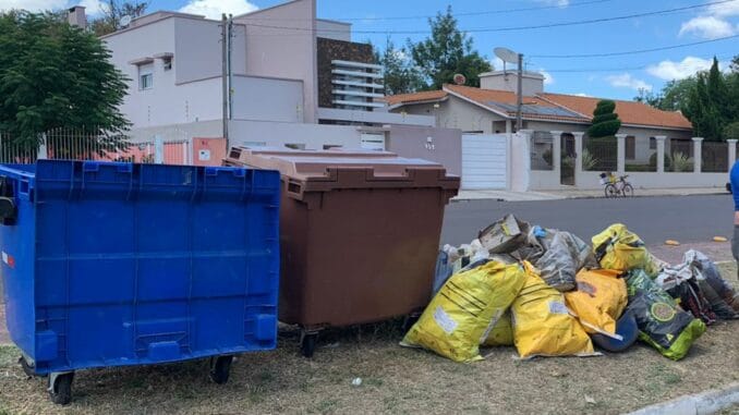 Lixo junto aos containers Lixo junto aos containers