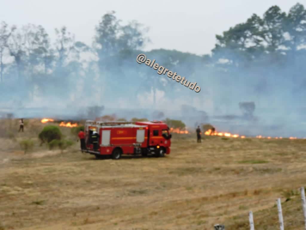 Militares do Exército e Bombeiros combatem grande incêndio no 6ºRCB