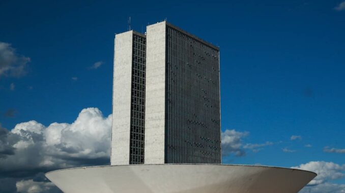 93790744-A-cupula-menor-voltada-para-baixo-abriga-o-Plenario-do-Senado-Federal-A-cupula-maior-voltad