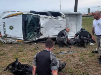 Vídeo: viatura da Brigada Militar capota na Estrada do Mar e três policiais ficam feridos