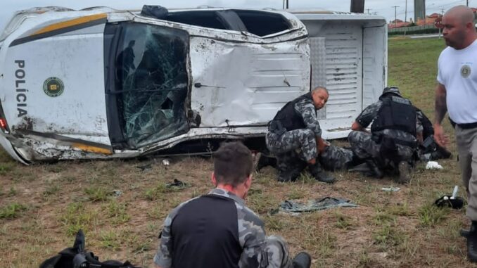 Vídeo: viatura da Brigada Militar capota na Estrada do Mar e três policiais ficam feridos Vídeo: viatura da Brigada Militar capota na Estrada do Mar e três policiais ficam feridos