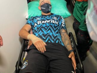 Ônibus com delegação do Grêmio é atingido por pedras e Villasanti é ferido; Gre-Nal pode ser suspenso