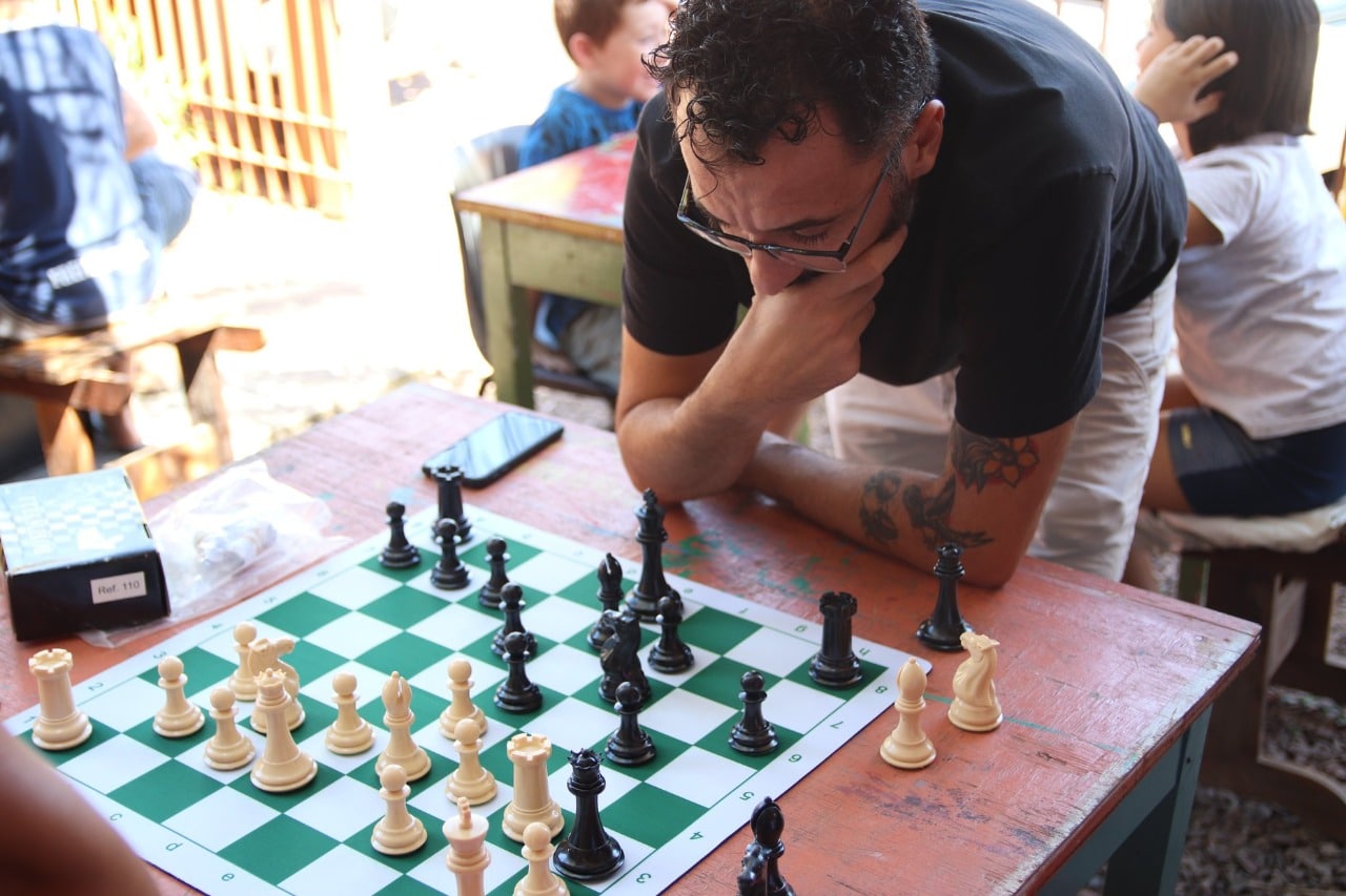 Coletivo organiza clube de xadrez em Neves