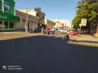 Choque entre moto e carro na Praça Getúlio Vargas
