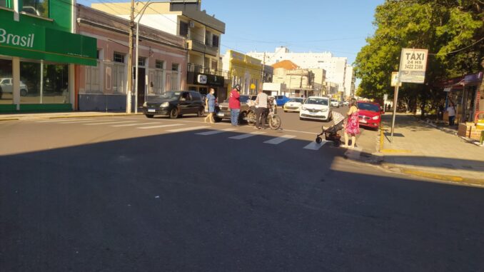 Choque entre moto e carro na Praça Getúlio Vargas Choque entre moto e carro na Praça Getúlio Vargas
