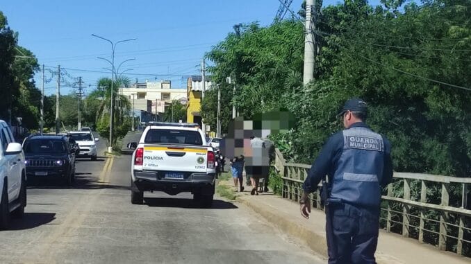Populares, BM e Guarda Municipal salvam homem na Ponte Borges de Medeiros