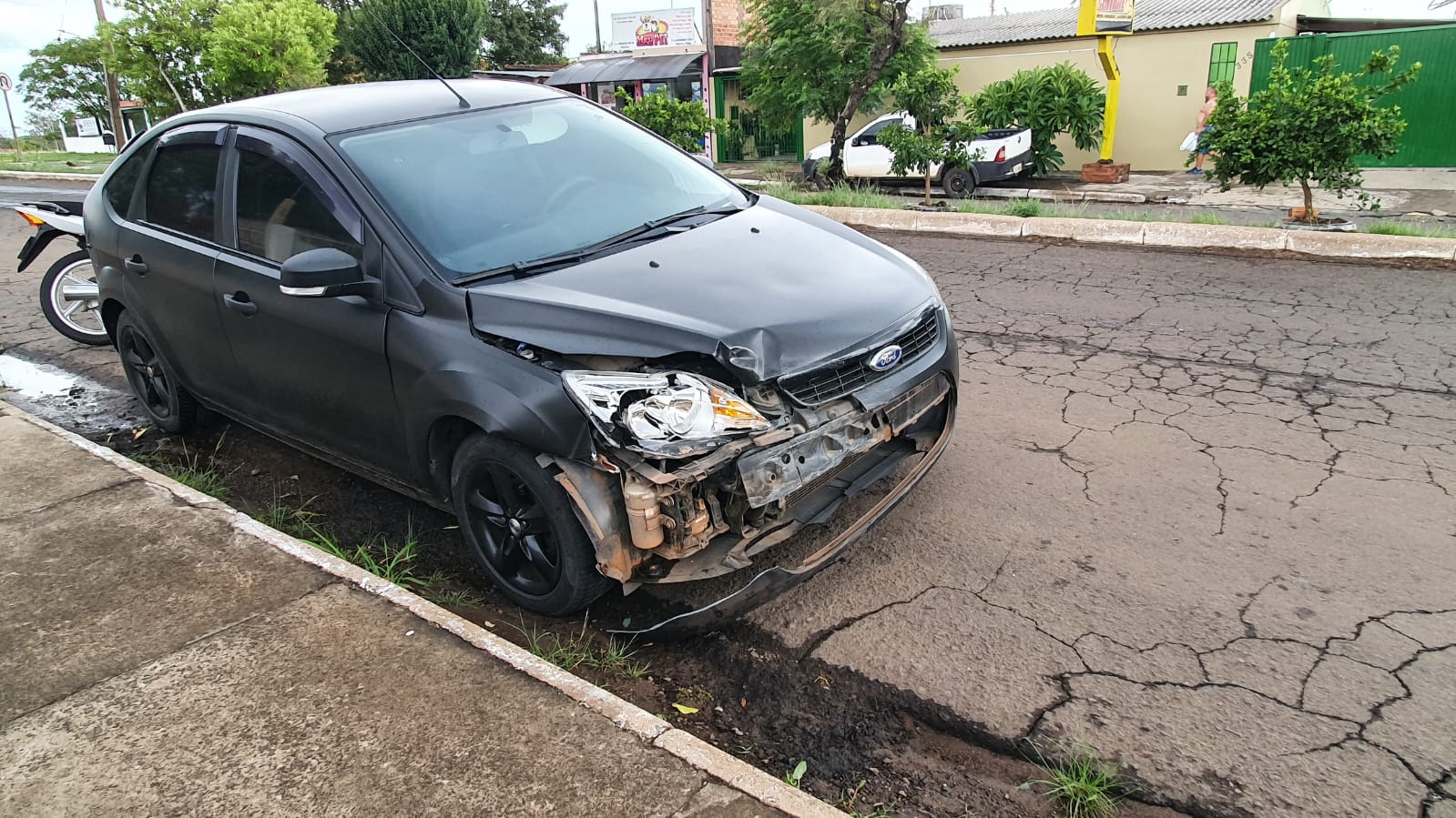 Acidente em cruzamento envolve dois veículos