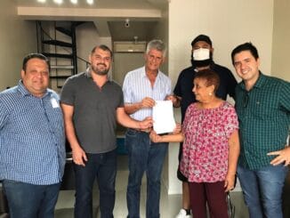 Deputado Afonso Motta entrega documento a carnavalescos