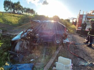 Colisão entre um carro, com placas de Alegrete, e dois caminhões na BR 290
