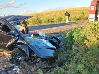 Colisão entre um carro, com placas de Alegrete, e dois caminhões na BR 290