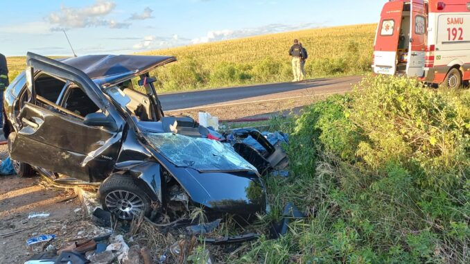 Colisão entre um carro, com placas de Alegrete, e dois caminhões na BR 290 Colisão entre um carro, com placas de Alegrete, e dois caminhões na BR 290