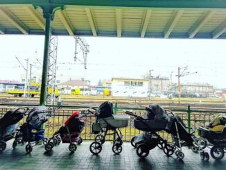 Carrinhos numa estação de trem da Polônia para mães ucranianas