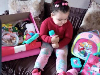 Izadora com material querendo à escola