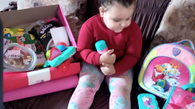 Izadora com material querendo à escola Izadora com material querendo à escola