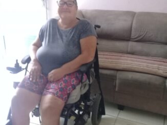 Dona Eufrázia que precisa de bateria para sua cadeira de rodas