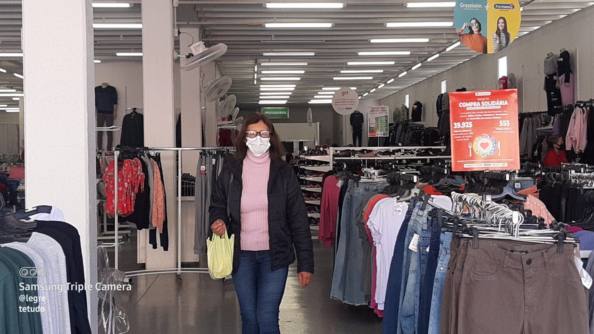 Cliente usando máscara em loja do centro