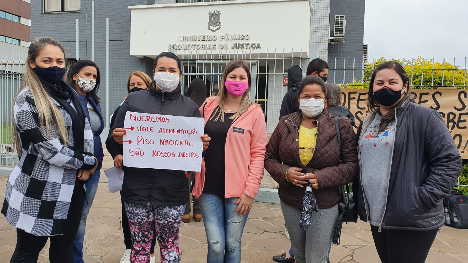 Professores ne frente ao MP de Alegrete