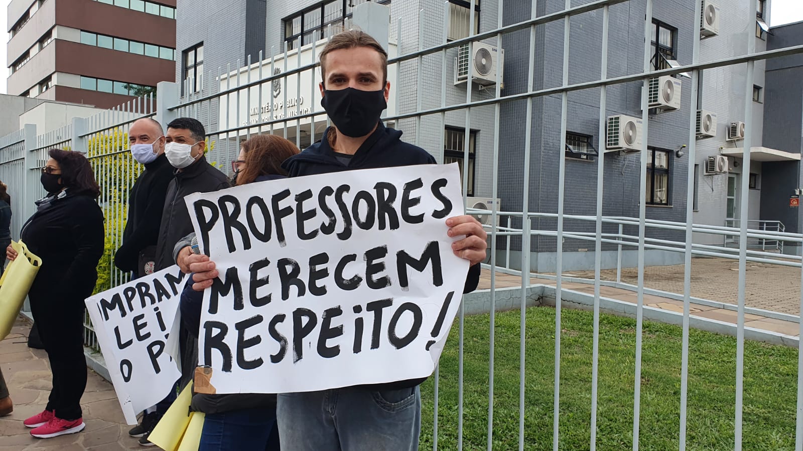 Professores ne frente ao MP de Alegrete