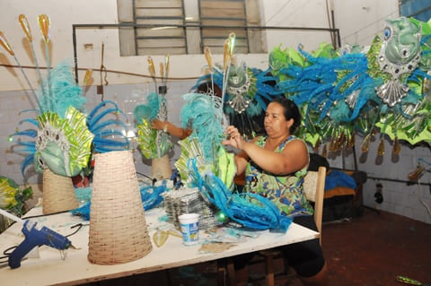 Costureira faz fantasia em Alegrete- foto arquivo